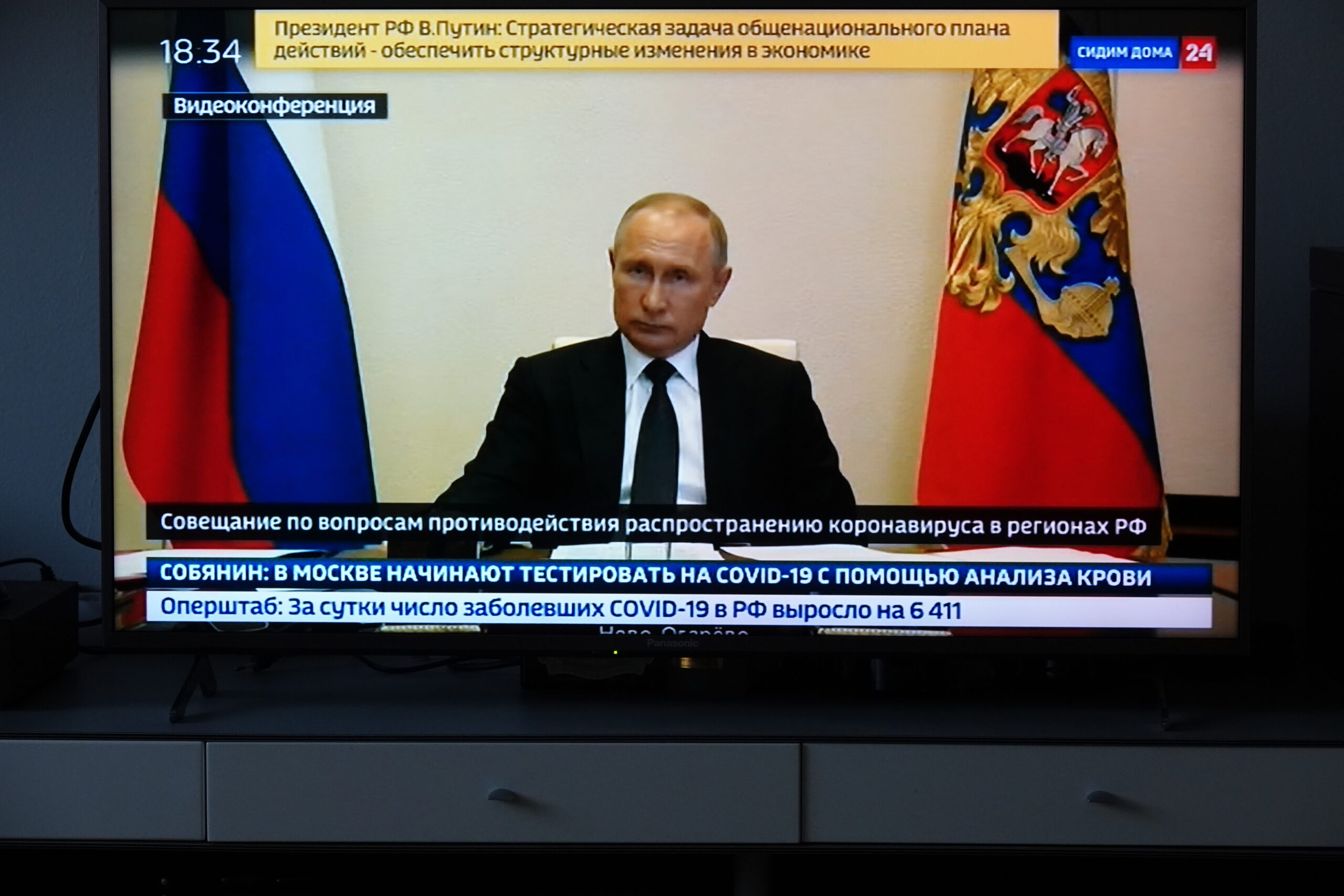 Das russische Staatsfernsehen Rossija-24 überträgt eine Besprechung Putins mit Gouverneuren und Bürgermeistern in Russland.