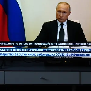 Das russische Staatsfernsehen Rossija-24 überträgt eine Besprechung Putins mit Gouverneuren und Bürgermeistern in Russland.