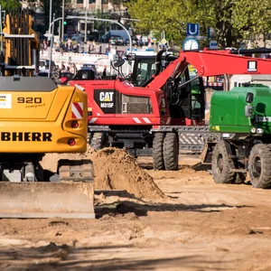 Bagger und Baumaschinen stehen auf einer Baustelle in Hamburg.