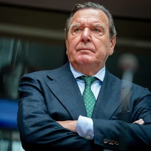 Schröder mit verschränkten Armen
