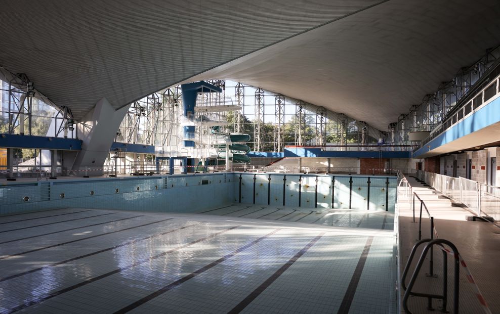 So sah das große Schwimm-und Sprungbecken in der Alster-Schwimmhalle vor Start der Arbeiten im Herbst 2020 aus.