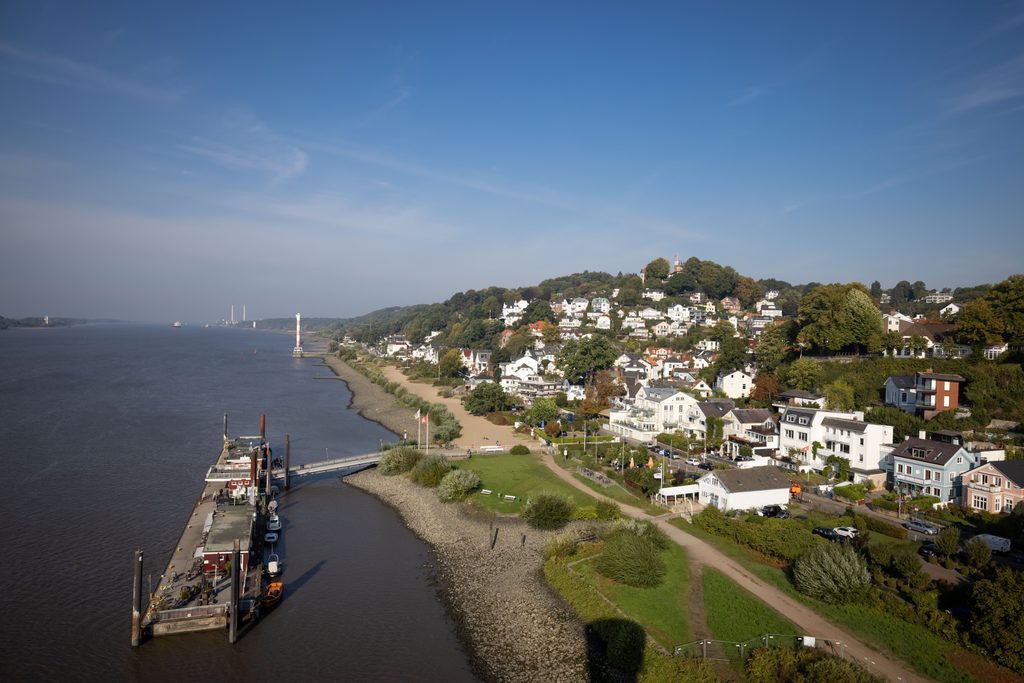 Villen und Stadthäuser stehen am Süllberg im Treppenviertel von Blankenese an der Elbe.