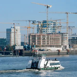 Blick auf die Baustelle des Strandkai-Quartiers in der HafenCity.