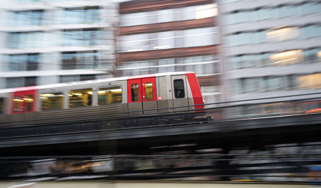In Hamburg: U-Bahn kracht mit E-Scooter zusammen
