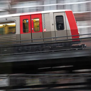 In Hamburg: U-Bahn kracht mit E-Scooter zusammen