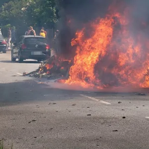 Starke Flammen sind auf einer Straße zu sehen
