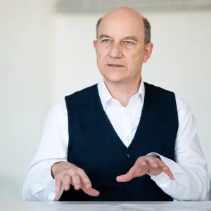 Bildungsangebote „vor Ort in den Stadtteilen und digital im Wohnzimmer“, verspricht Uwe Grieger, Direktor der Hamburger Volkshochschule, für die neuen Pläne der Volkshochschule (Archivfoto).