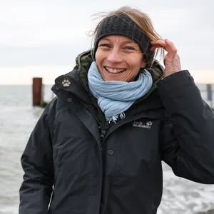 Katja Just, Bürgermeisterin der Hallig Hooge, sucht Unterstützung für die kleine Gemeinde. (Archivbild)