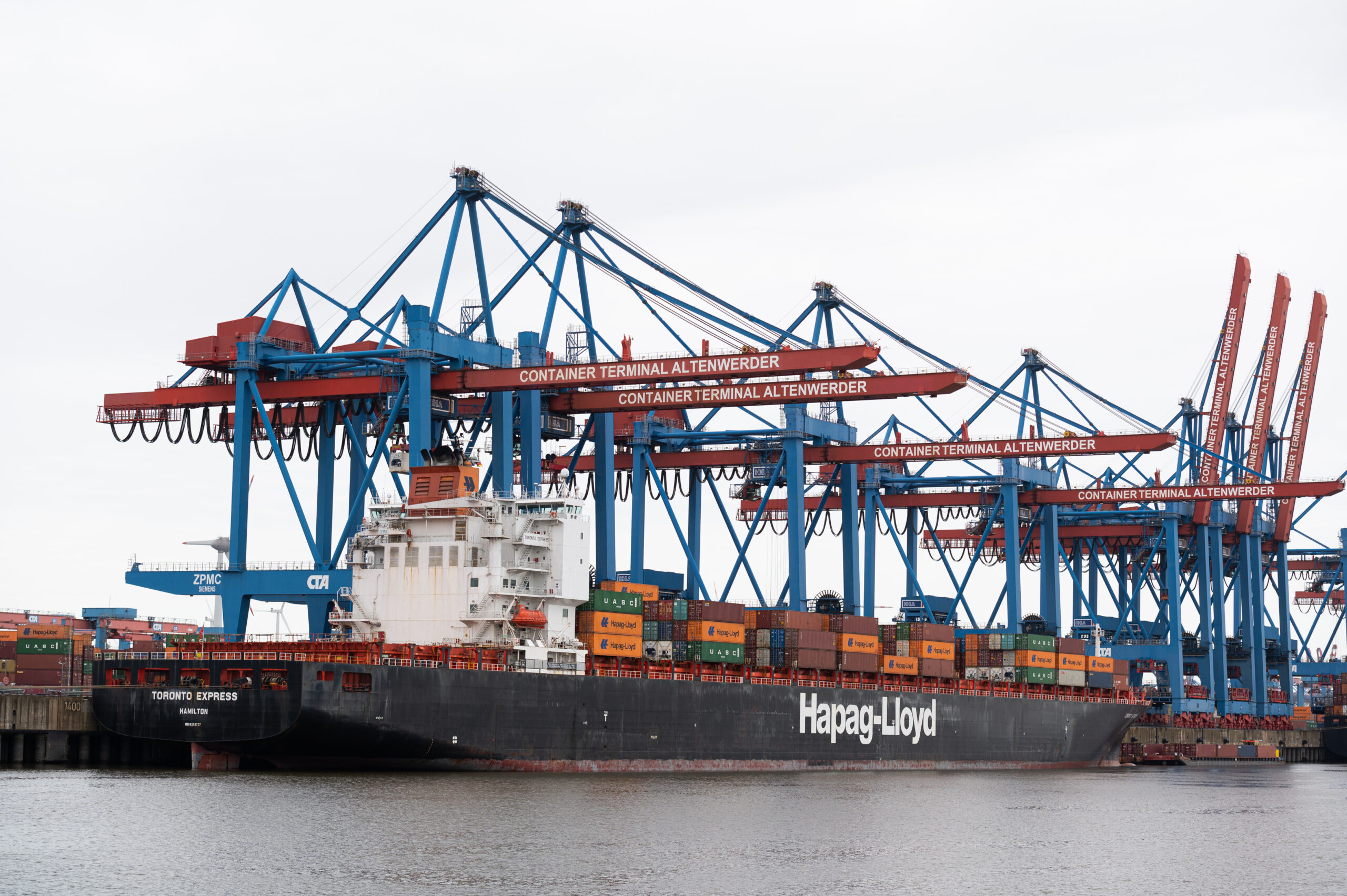 Ein Containerschiff der Reederei Hapag-Lloyd liegt am Container Terminal Altenwerder.