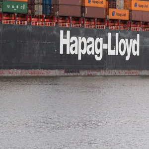 Ein Containerschiff der Reederei Hapag-Lloyd liegt am Container Terminal Altenwerder.