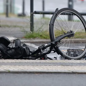 An der alster: Schülerin auf Rad von Auto erfasst und schwer verletzt