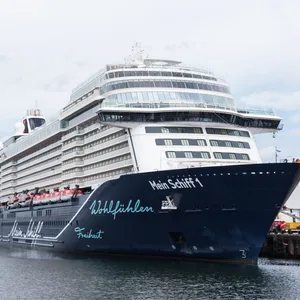 Ein Schiff der Flotte „Mein Schiff“ liegt im Hafen.