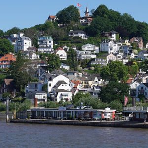 Blick von der Elbe auf das Blankeneser Treppenviertel. Immobilien in und um Hamburg werden weiterhin teurer, zeigt eine „Homeday“-Analyse. (Symbolbild)