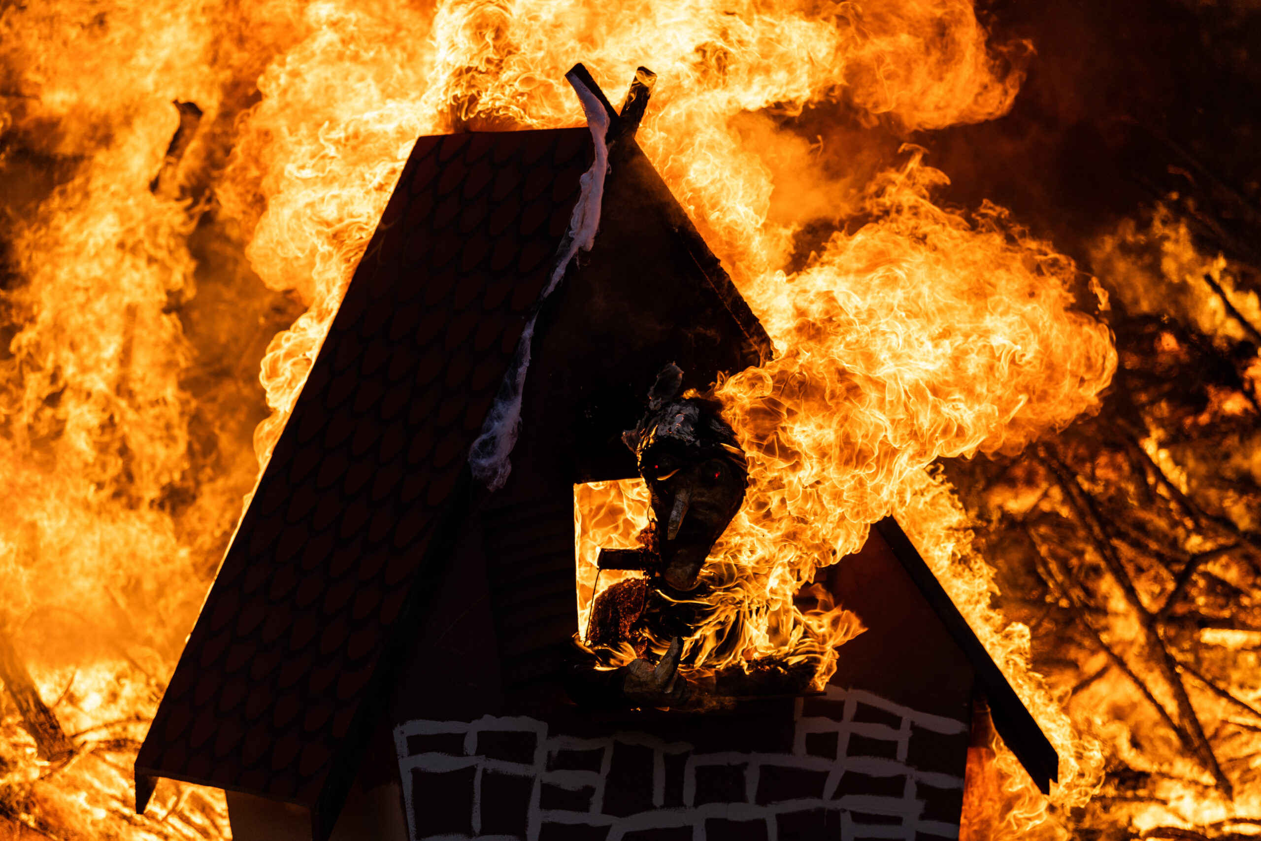 Mai-Feuer in Dithmarschen ausser Kontrolle geraten – Großeinsatz der Feuerwehr