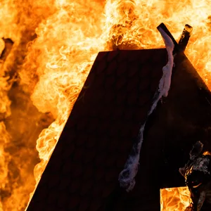 Mai-Feuer in Dithmarschen ausser Kontrolle geraten – Großeinsatz der Feuerwehr