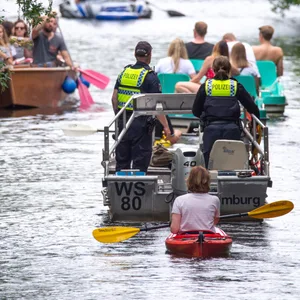 Im Frühling und im Sommer ist auf der Alster und ihren Kanälen immer eine Menge los.
