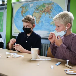 Kinder beim Coronatest
