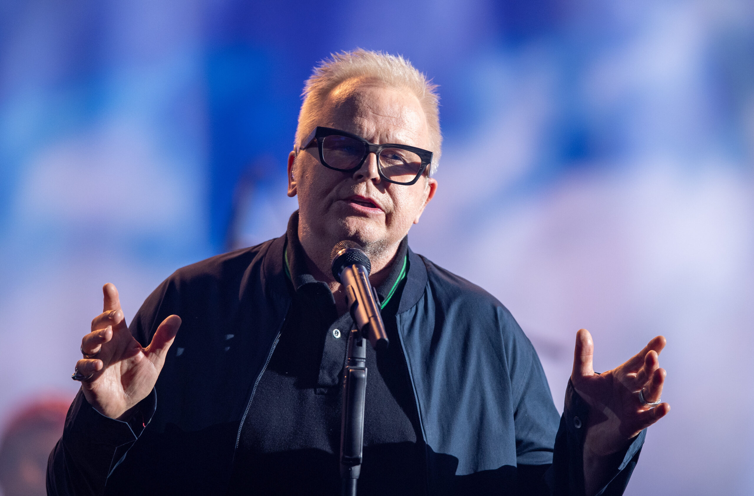 Der deutsche Sänger Herbert Grönemeyer steht auf der Bühne der ARD-Benefizgala in Leipzig.