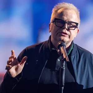 Der deutsche Sänger Herbert Grönemeyer steht auf der Bühne der ARD-Benefizgala in Leipzig.