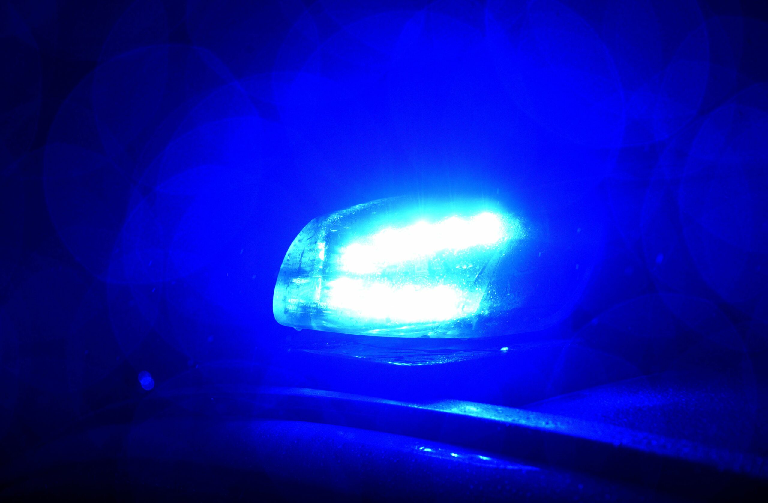 In Kiel: Bekiffter Autofahrer fährt Polizisten an und verletzt ihn