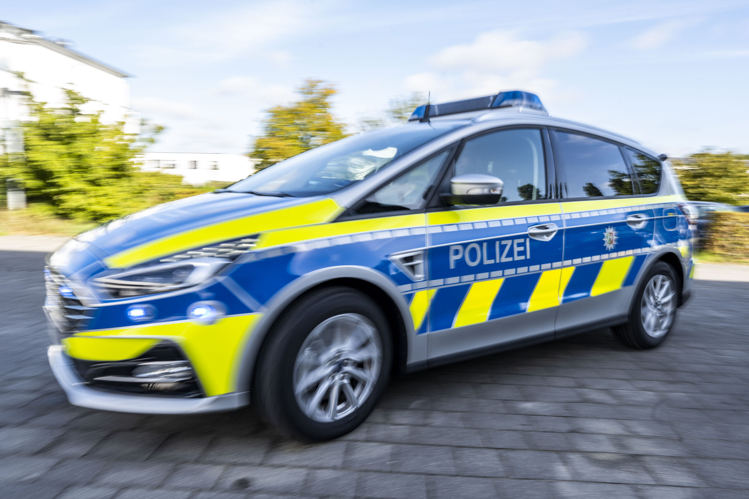 Symbolbild: Ein Polizeiwagen fährt mit eingeschaltetem Blaulicht zu einem Einsatz.