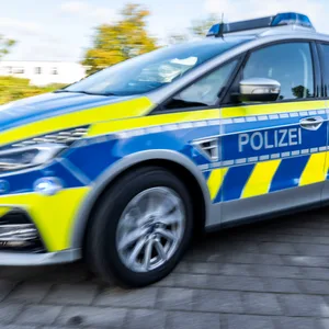 Symbolbild: Ein Polizeiwagen fährt mit eingeschaltetem Blaulicht zu einem Einsatz.