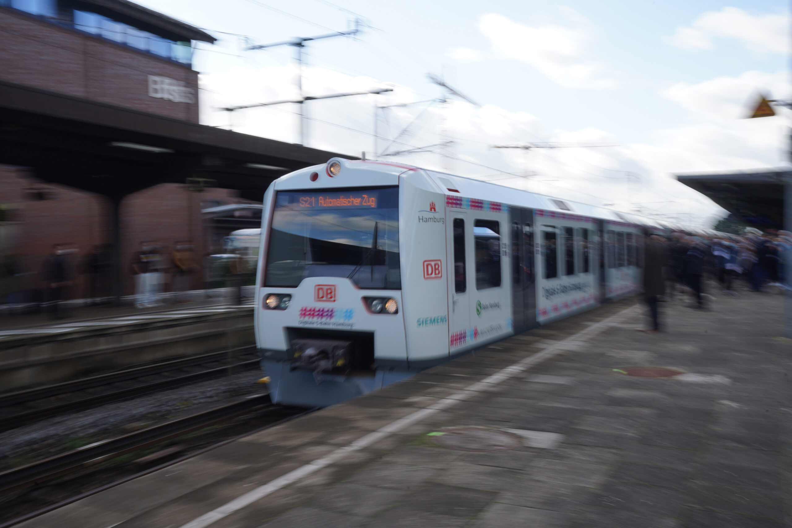 Die S-Bahn S21 verlässt den Bahnhof Bergedorf während der Premierenfahrt der digitalen, automatisch fahrenden S-Bahn Hamburg.