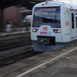 Die S-Bahn S21 verlässt den Bahnhof Bergedorf während der Premierenfahrt der digitalen, automatisch fahrenden S-Bahn Hamburg.