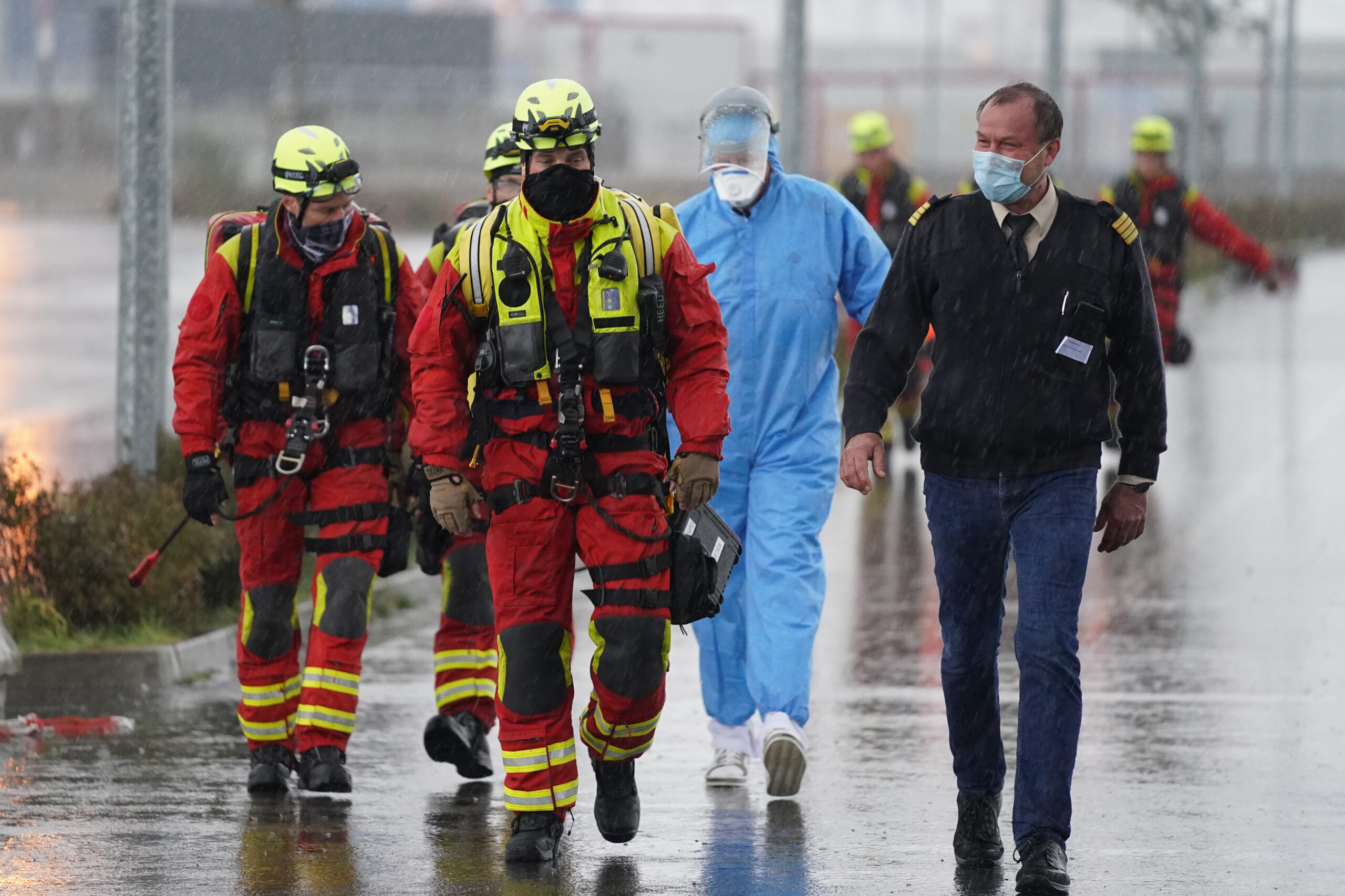 Rettungskräfte während einer Großübung zur Vorbereitung auf Notfälle im Seuchenschutz in Hamburg. (Symbolbild)