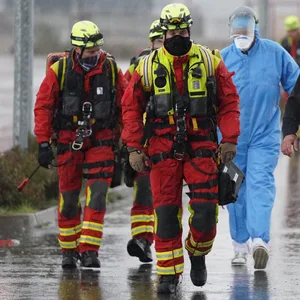 Rettungskräfte während einer Großübung zur Vorbereitung auf Notfälle im Seuchenschutz in Hamburg. (Symbolbild)