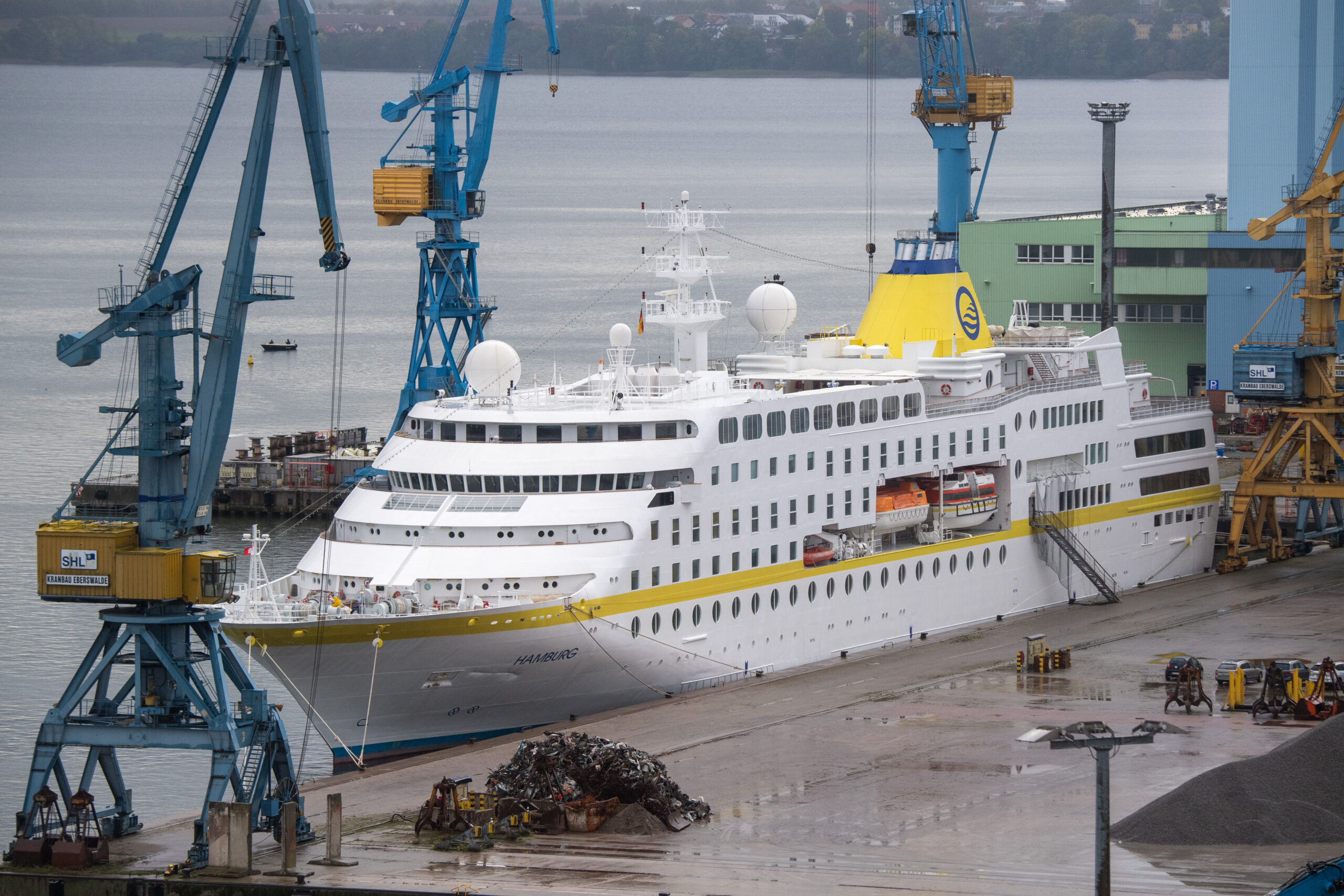Archivbild: Das Kreuzfahrtschiff MS Hamburg liegt im Hafen von Stralsund.