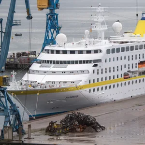 Archivbild: Das Kreuzfahrtschiff MS Hamburg liegt im Hafen von Stralsund.
