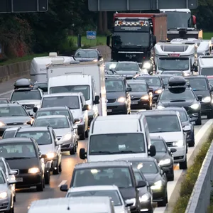 Autos stehen auf der Autobahn im Stau