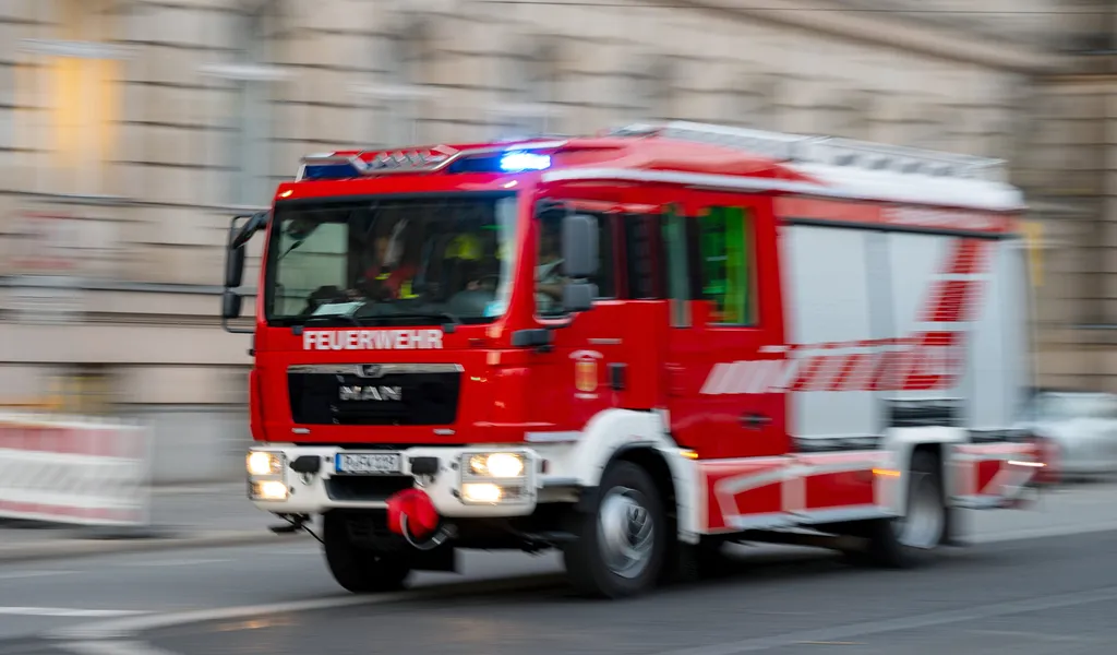 Symbolbild: Ein Feuerwehrauto mit eingeschaltetem Blaulicht fährt zum Einsatz.