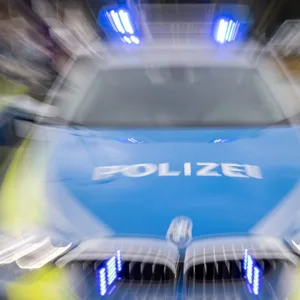 Blaulicht auf Streifenwagen (Symbolbild)