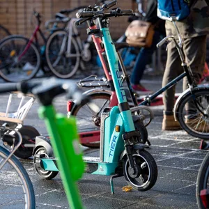 Symbolbild: Mehrere E-Scooter stehen auf dem Bürgersteig