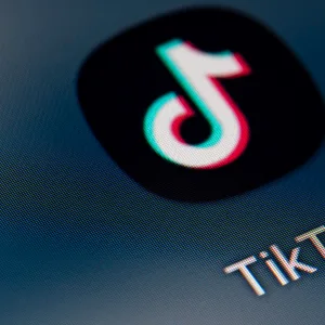 Auf dem Bildschirm eines Smartphones sieht man das Icon der App TikTok.