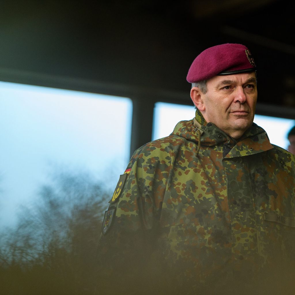Alfons Mais, Inspekteur des Heeres, steht während einer Übung auf dem Truppenübungsplatz.