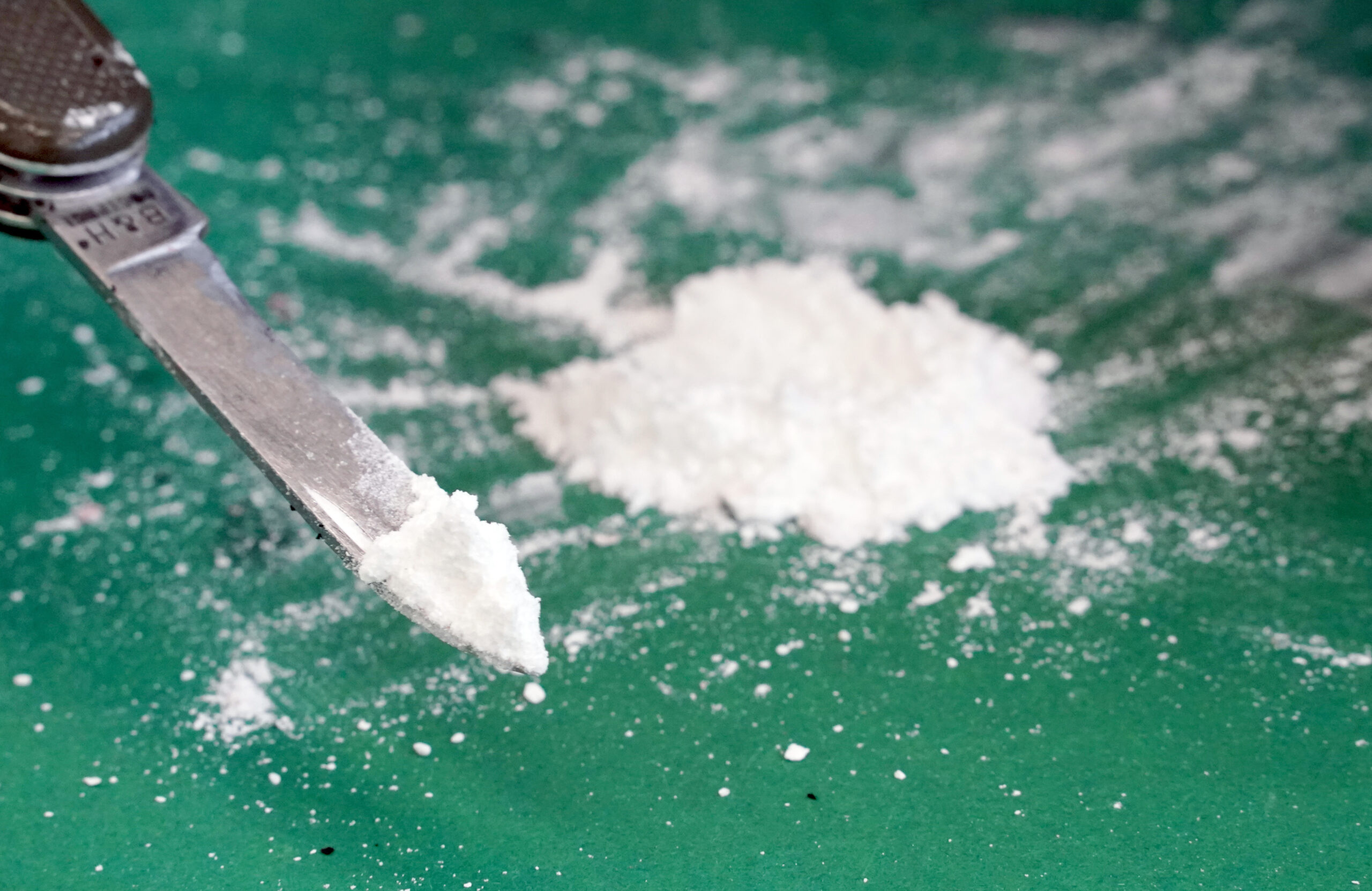 Ein Häufchen Kokain liegt auf einem Tisch.