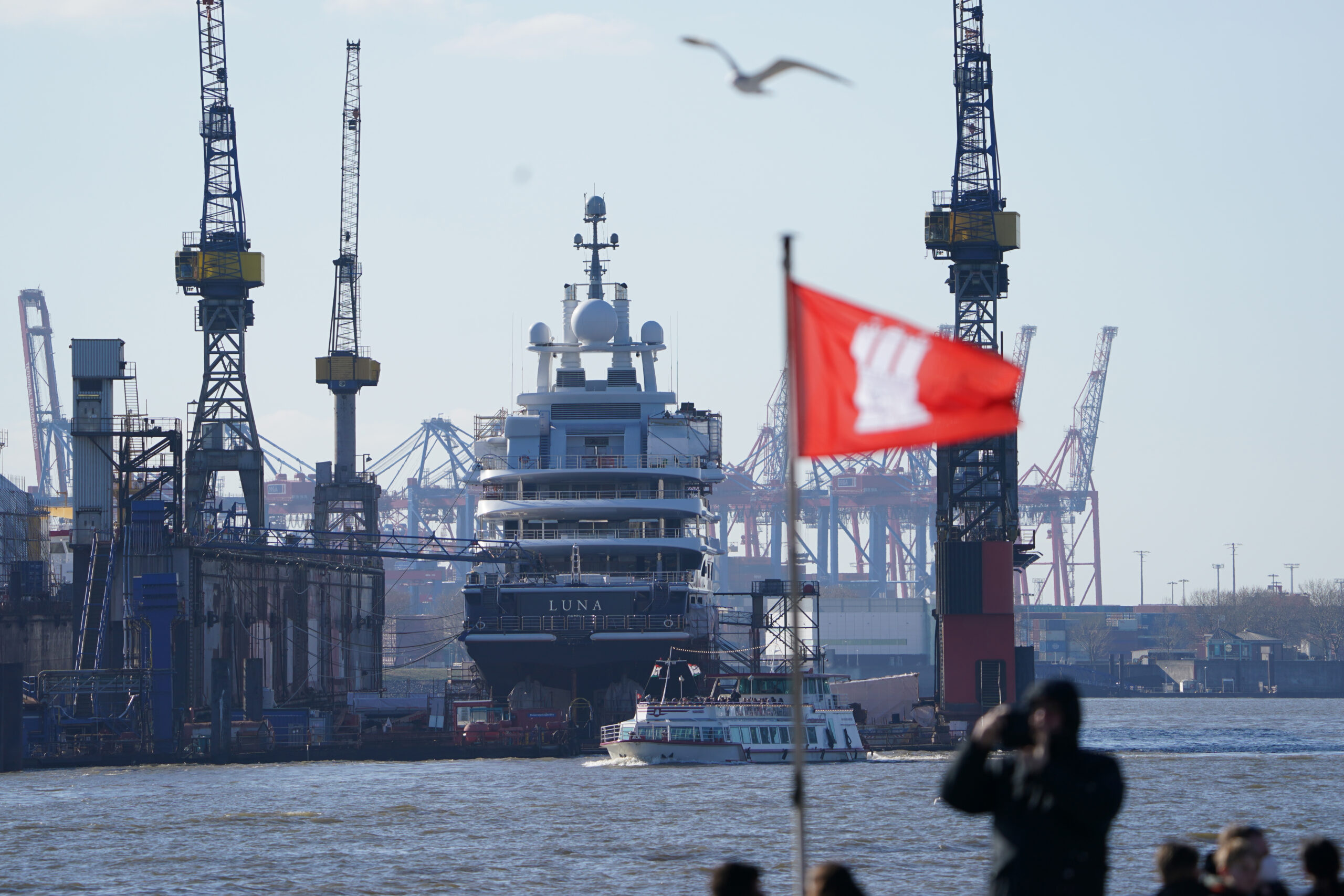 Die Mega-Yacht „Luna“ liegt seit einem Jahr im Hamburger Hafen. Sie gehört dem Oligarchen Farkhad Akhmedov, der auf der EU-Sanktionsliste steht. (Archivbild)