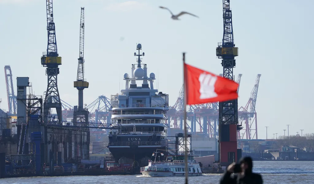 Die Mega-Yacht „Luna“ liegt seit November im Hamburger Hafen. Sie gehört dem Oligarchen Farkhad Akhmedov, der auf der EU-Sanktionsliste steht. (Archivbild)