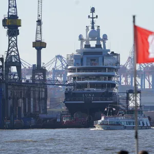Die Mega-Yacht „Luna“ liegt seit einem Jahr im Hamburger Hafen. Sie gehört dem Oligarchen Farkhad Akhmedov, der auf der EU-Sanktionsliste steht. (Archivbild)