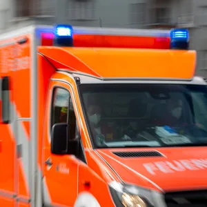 Ein Krankenwagen in voller Fahrt