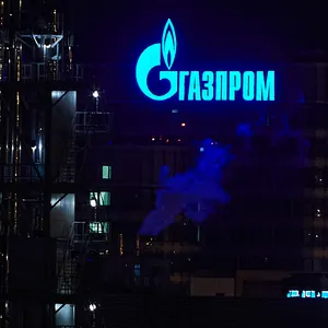Das Logo des Energiekonzerns Gazprom ist auf einer Anlage des russischen Staatskonzerns in St. Petersburg zu sehen.