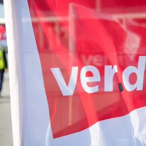 Hamburgs Beschäftigte fordern in Petition eine Ballungsraumzulage. (Symbolbild Verdi-Fahne)