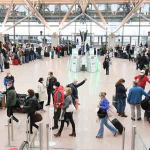 Am Hamburger Flughafen könnte es zum Start in die Pfingstferien voll werden. (Archivbild)