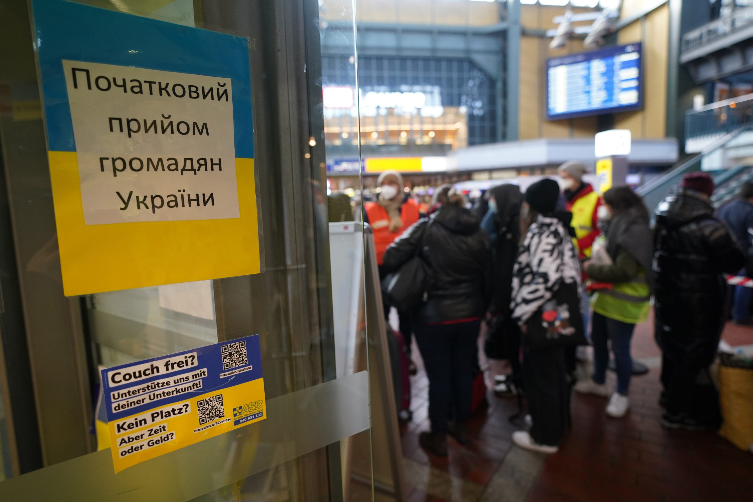 Ukrainische Flüchtlinge sprechen nach ihrer Ankunft am Hauptbahnhof mit Helfern des Arbeiter-Samariter-Bundes (ASB).