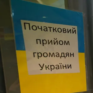 Ukrainische Flüchtlinge sprechen nach ihrer Ankunft am Hauptbahnhof mit Helfern des Arbeiter-Samariter-Bundes (ASB).