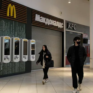 Das Logo des geschlossenen McDonald's Restaurants im Einkaufszentrum Aviapark in Moskau.