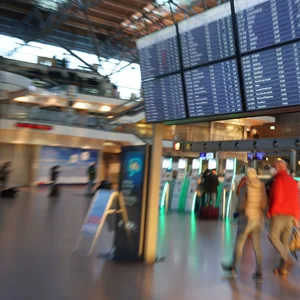 Fluggäste gehen mit ihrem Gepäck zum Check-in im Terminal 2 des Flughafens Hamburg Airport.